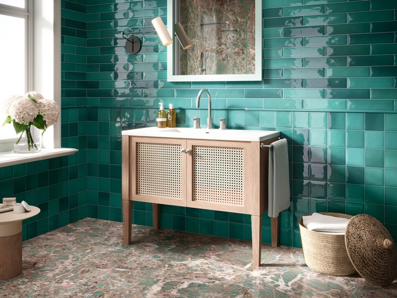 Realizace Lesklý obklad APE BULGE ACQUA v kombinaci s luxusní dlažbou APE Amazonite 120x120cm