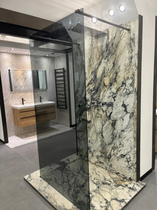 Vzorová kóje moderní koupelny s walk-in sprchovým koutem Bavorov