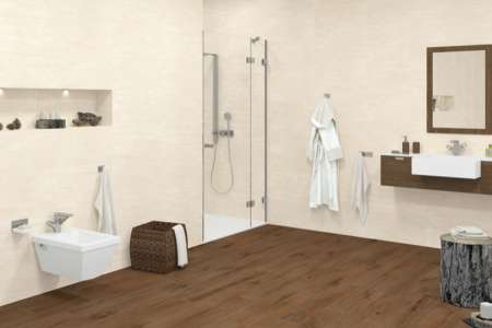 Světle béžový obklad v koupelně s dlažbou jako dřevo Aleluia Ceramicas Série Ocean Beige a Tavole Brown 
