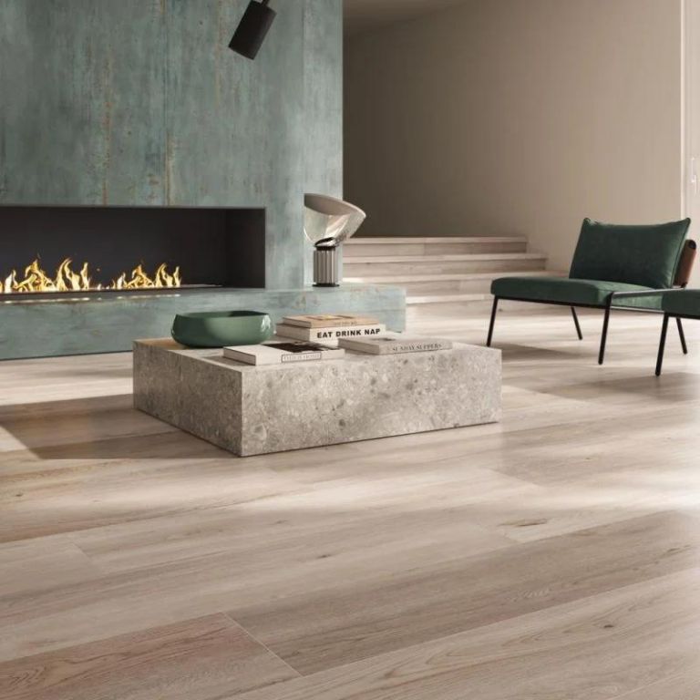 Realizace Four Seasons Biscuit 30x120 a Rebel Emerald 120x280 - dlaždice firmy Flaviker