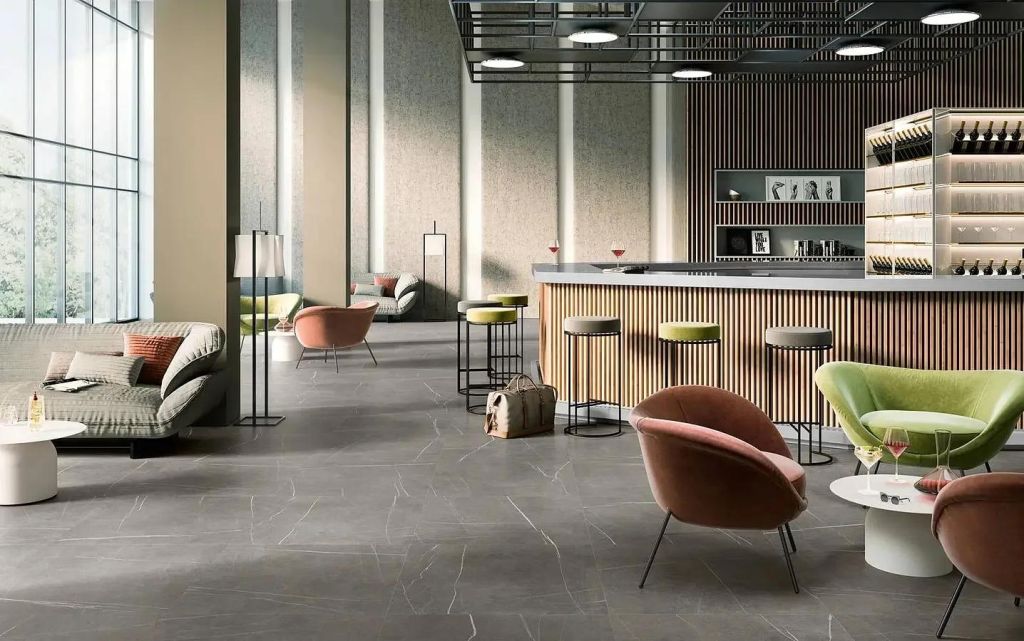 Realizace Bar s dlažbou Colorker Nomade Argent 90x90