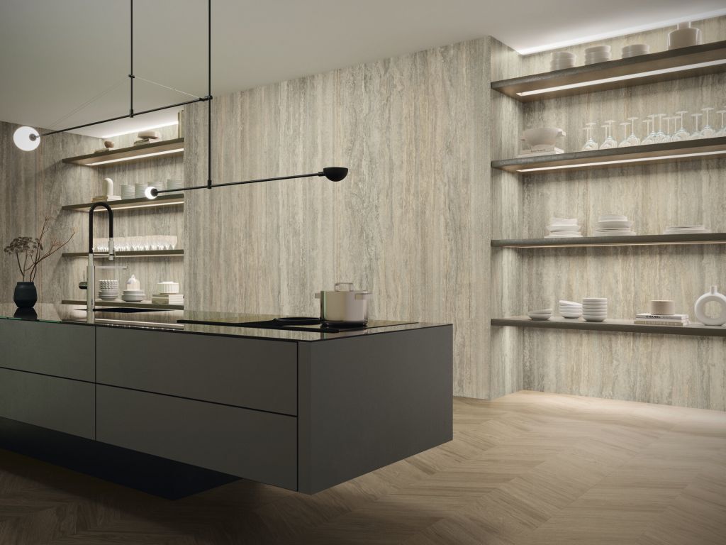 Realizace Travertinová elegance: Moderní kuchyně s obkladem APE Tibur Brown