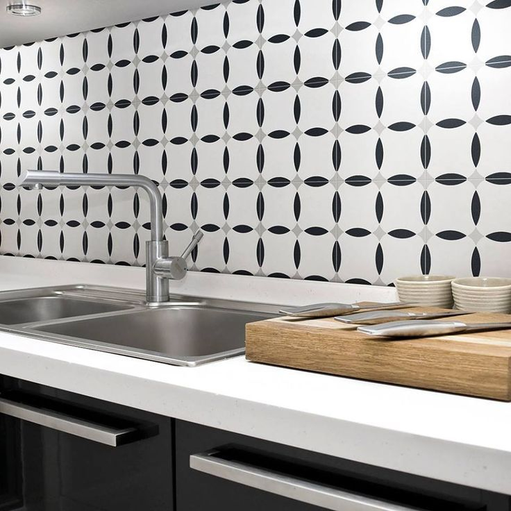 Realizace Černobílý dekor ladných křivek za KUCHYŇSKOU linku Xclusive Element