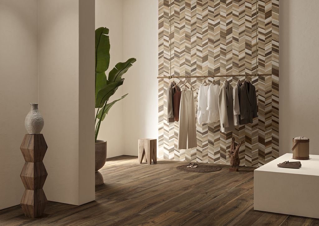 Realizace Šatna s chevron obklady a hnědou dlažbou jako dřevo ze série Ascot Deep Wood.