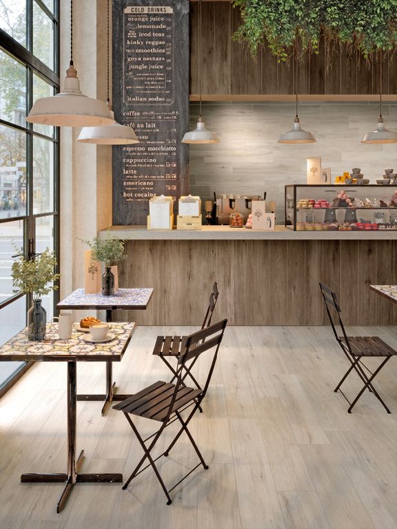 Realizace Cukrárna s obklady a dlažbou jako dřevo ze série Tuscania, Firenze.
