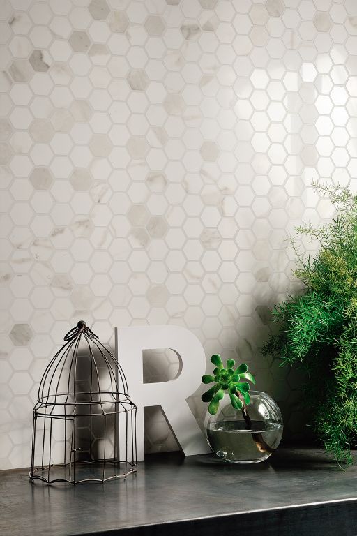 Realizace Obklady na zdi v hexagonové mosaice ze série Fioranese Marmorea.