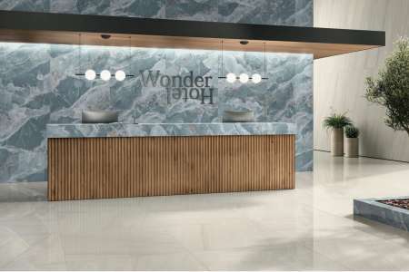 Realizace moderní a svěží recepce hotelu s velkoformátovým obkladem Ocean a Snow ze serie Anima Wonder