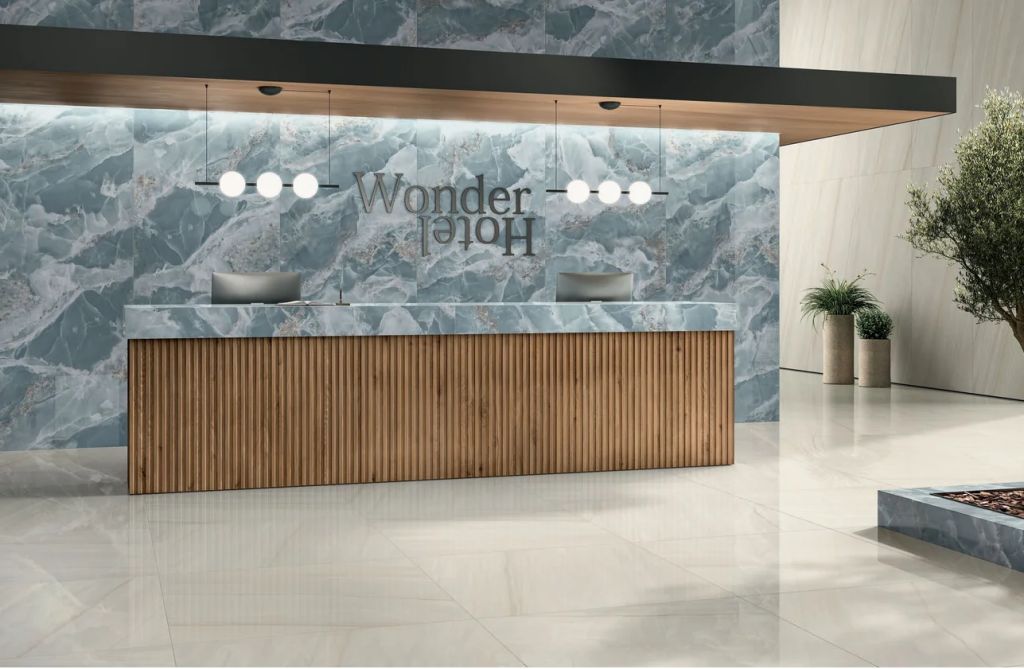 Realizace Realizace moderní a svěží recepce hotelu s velkoformátovým obkladem Ocean a Snow ze serie Anima Wonder
