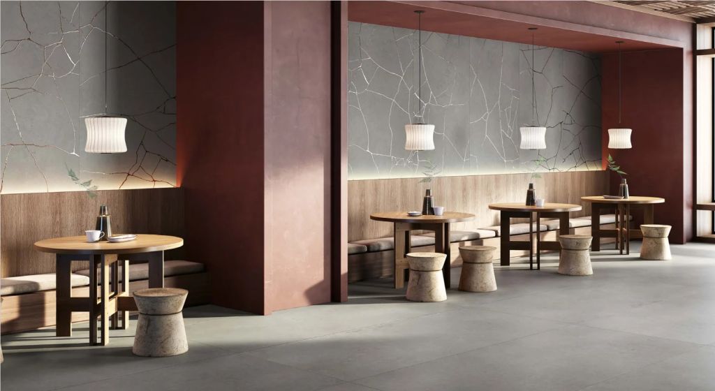 Realizace Realizace tmavě laděné restaurace Cement Effect Graphite a Metal Groove Graphite ze serie Wide Gress 280