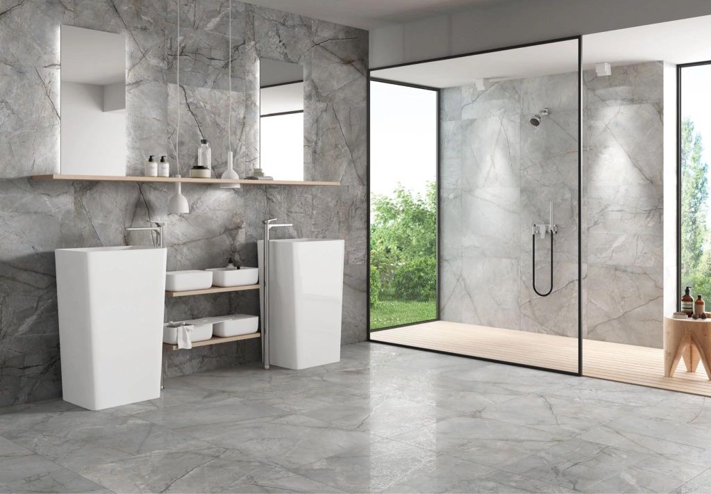 Realizace Šedé dlažby Velvet Silver a Stone v koupelně (Codicer)