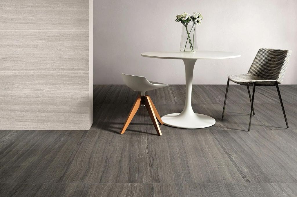 Realizace Šedá dlažba vhodná do interiéru ze série Coem Flow Dark Grey