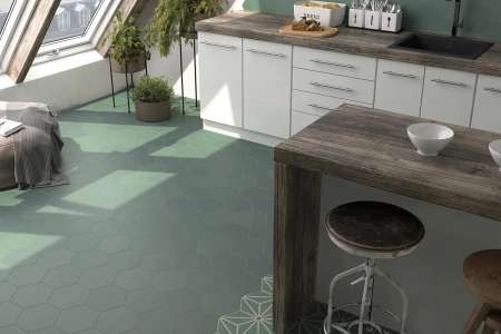 Zelené šestihrany Pickle Green a Decor Solar ze série Equipe Coimbra (kuchyně)