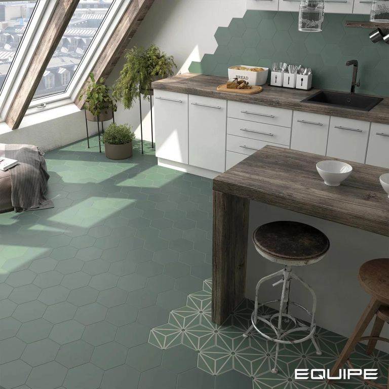 Realizace Zelené šestihrany Pickle Green a Decor Solar ze série Equipe Coimbra (kuchyně)