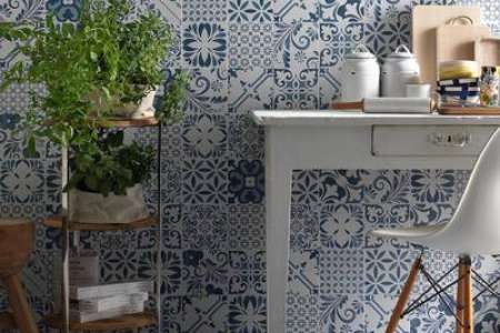 Dekorativní modro-bílé obklady Tonalite Aquarel Decoro Stars Blu sladěné s modrou dlažbou ze stejné kolekce