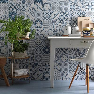 Realizace Dekorativní modro-bílé obklady Tonalite Aquarel Decoro Stars Blu sladěné s modrou dlažbou ze stejné kolekce