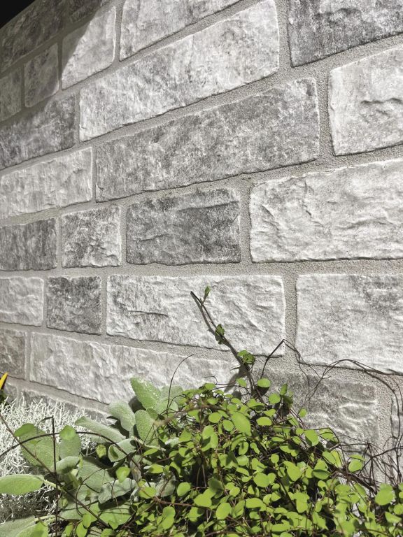Realizace Detail dlažby ze série Sichenia Pavé Delle Alpi Quarzo Grigio 