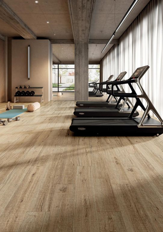 Realizace Kao Hazelnut Raw KA12 20x120 (Mirage) - kvalitní imitace dřeva v tělocvičně