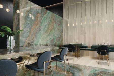 Restaurace s velkoformátovými obklady zeleného mramoru ze série Cifre Lixium. 