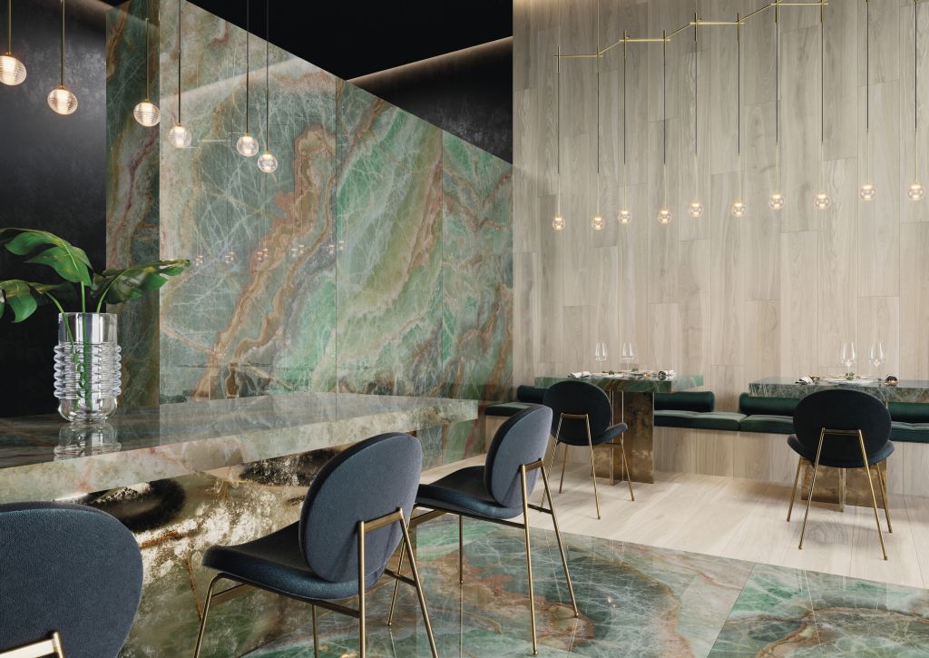 Realizace Restaurace s velkoformátovými obklady zeleného mramoru ze série Cifre Lixium. 