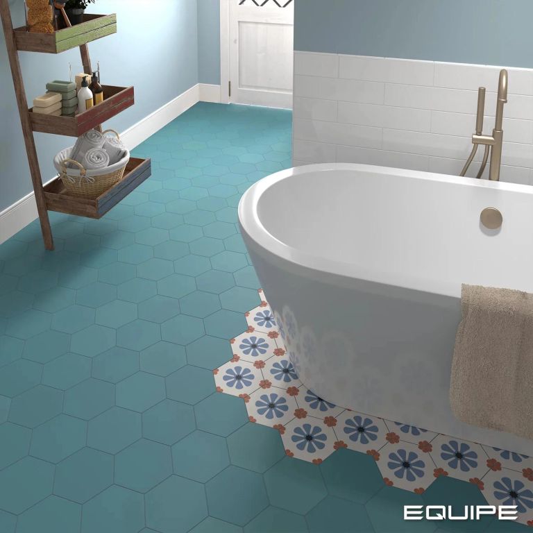 Realizace Koupelna s vanou a dekory Bella Blue a základy Azure (Equipe Coimbra)