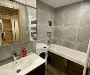 Stylová koupelna v industriálním stylu – imitace betonu a kovu, čisté linie