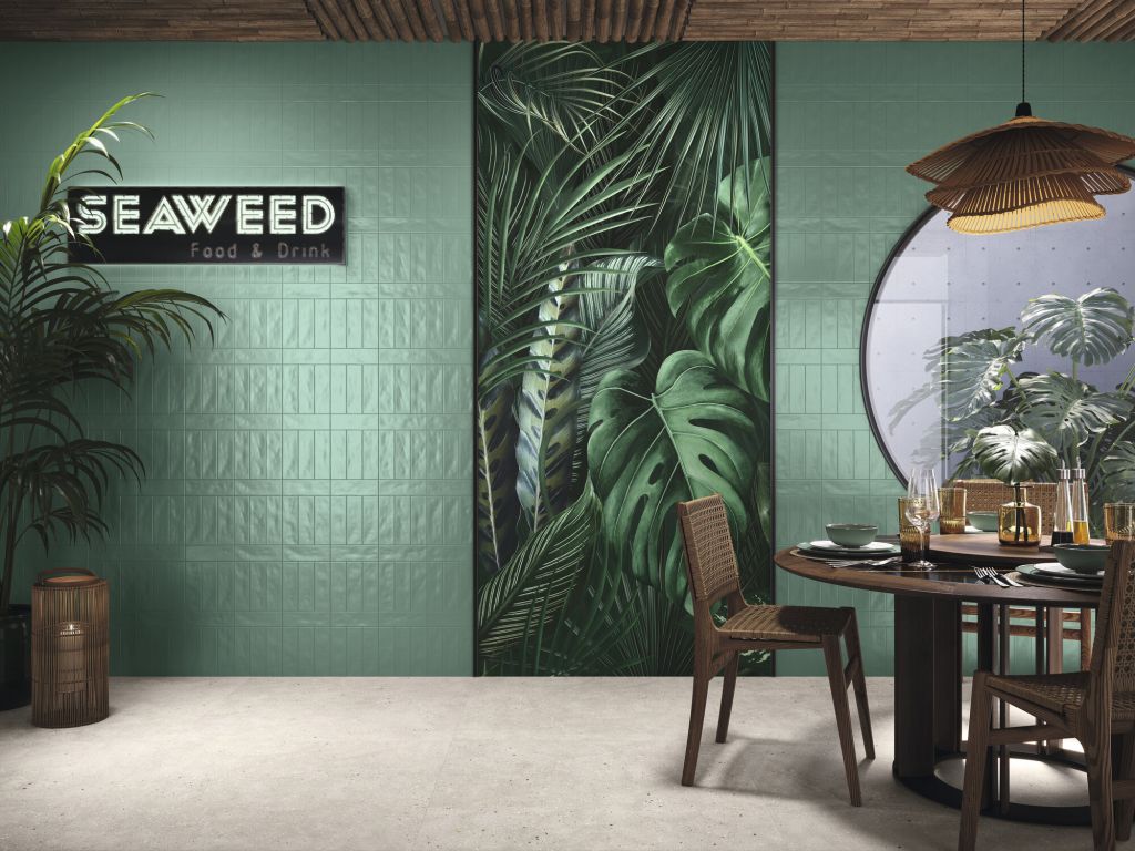 Realizace Luxusní zelený interiér s obklady APE TOUCH SEAWEED 6,5X20 a dekorem APE ATELIER VISAYA 120x260cm