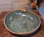 Mačkaná zelená keramická miska se spící lištičkou - průměr 21 cm
