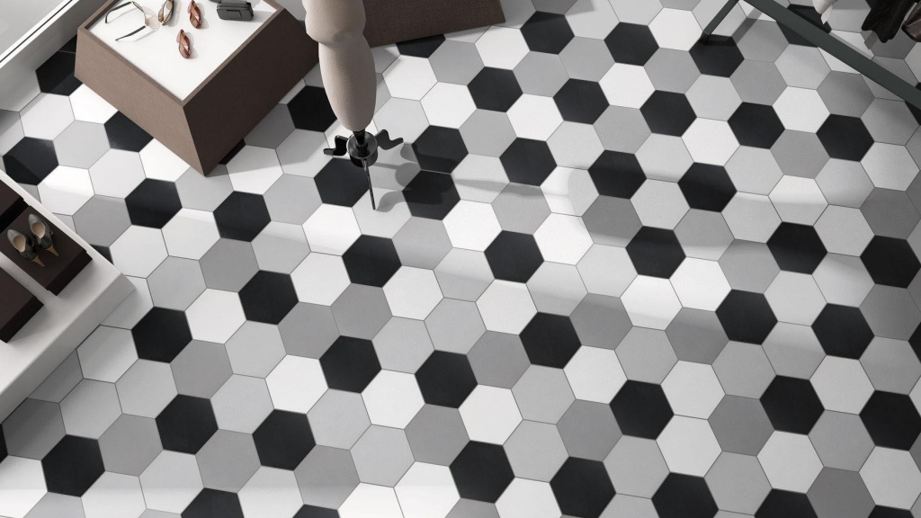 Realizace Černá bílá a šedá šestihranná dlažba Codicer Basic White Hex 25 (Grey, Silver, Black)