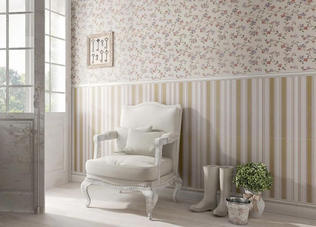 Realizace Obklad s tapetovým vzorem v květinovém motivu Retro obklad Bestile Pamesa Grace Marfil 31,6x60
