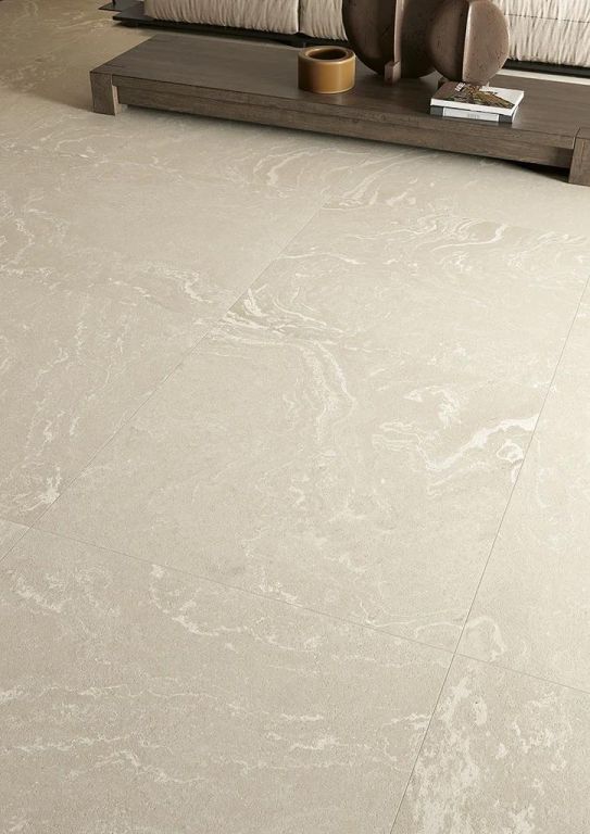 Realizace Obývací pokoj se světlou dlažbou Fioranese I Variegati Avorio 90x90 detail