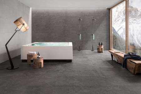 Tmavá protiskluzná dlažba do koupelny Sant Agostino Highstone Grey Anti-slip 60x60 doplněná o dekorativní obklad Rigato Grey 60x120