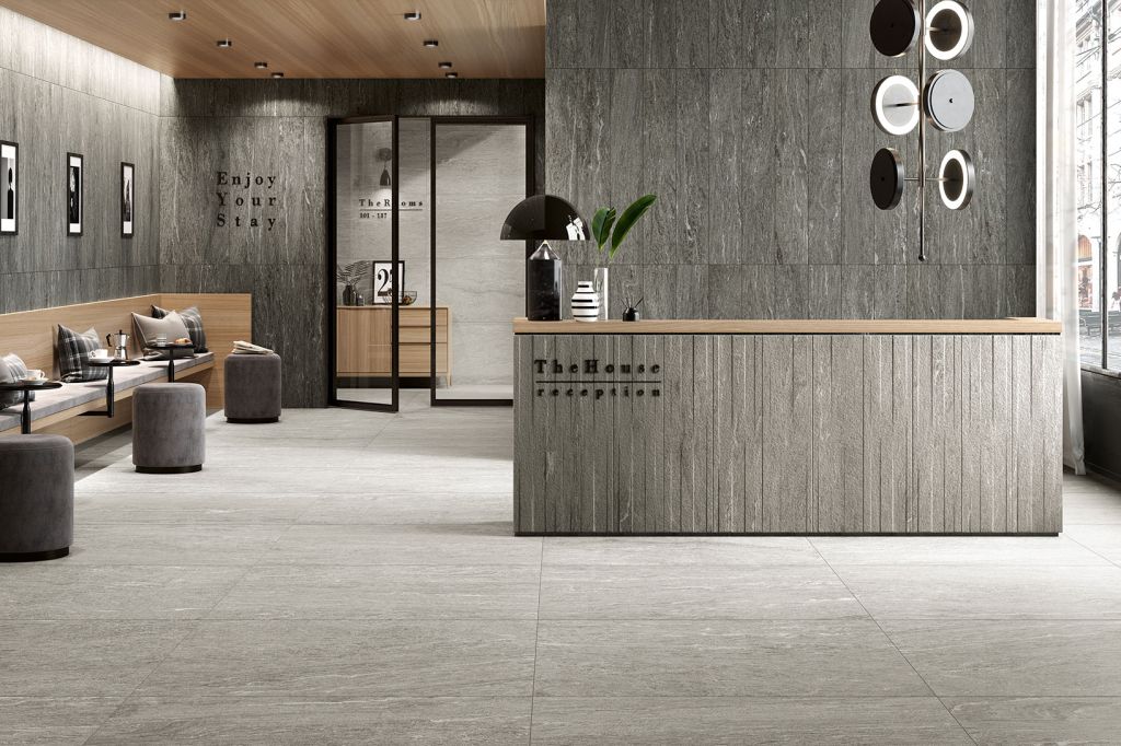 Realizace Lobby hotelu s šedými obklady a dlažbou ze série Coem Dualmood.