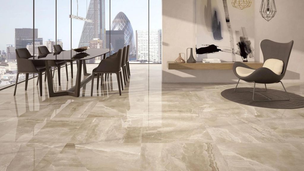 Realizace Krásná "mramorová" dlažba Kashmir Taupe ve formátu 75x75 (Bestile Pamesa)