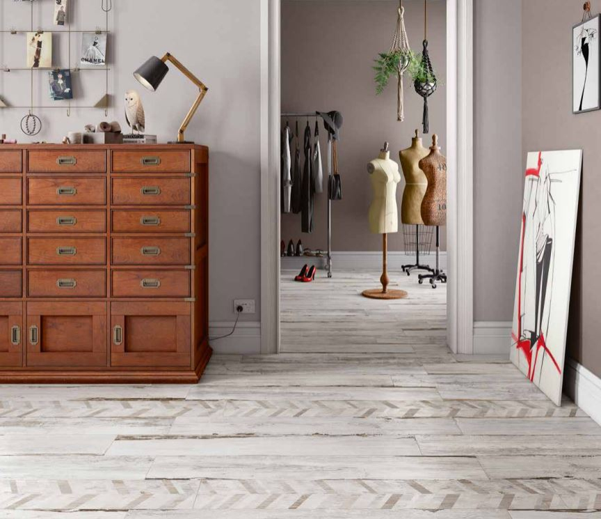Realizace Dlažba jako dřevo Elios Stage Decori Chevron White 21x120,5cm - šedá světlá (skladem)