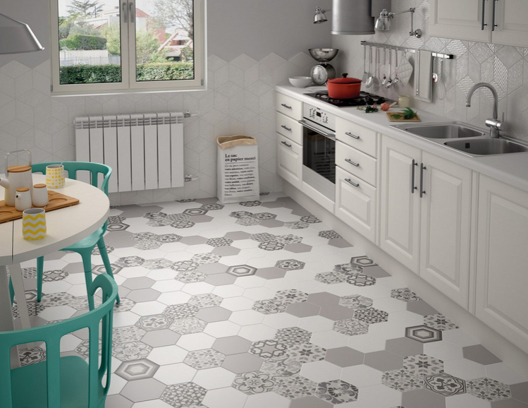 Realizace Bílá a šedá hexagonální dlažba s dekorem Equipe Hexatile