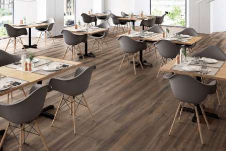 Hnědo-černá dlažba do restaurace jako dřevo 