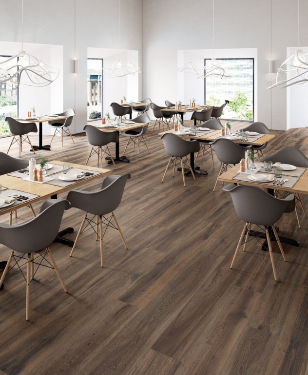 Realizace Hnědo-černá dlažba do restaurace jako dřevo od výrobce Sant Agostino Barkwood.