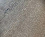 Vinylová podlaha SPC Essenze Fumé 18,2x122 cm – moderní kompozitní podlaha v dekoru tmavého dřeva (skladem)