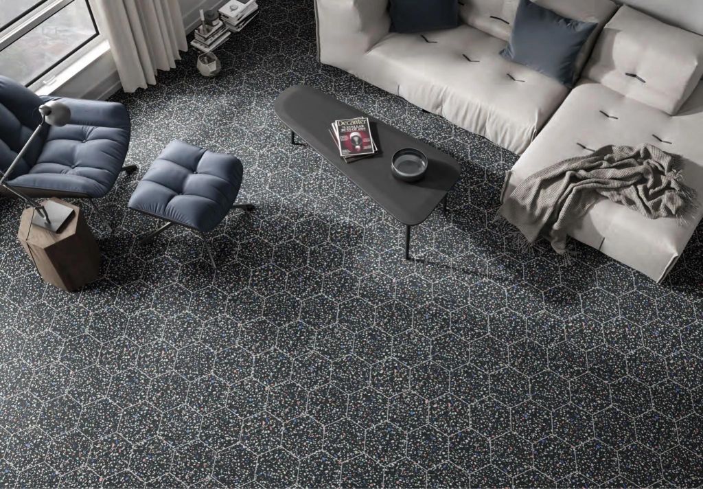Realizace Tmavá dlažba s vloženými barevnými "kamínky" Dark Colors Hex (Codicer Venice)