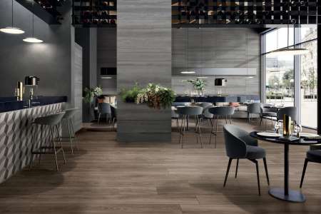 Restaurace s dlažbou jako dřevo s probarveným střepem ze série ABK Eco Chic