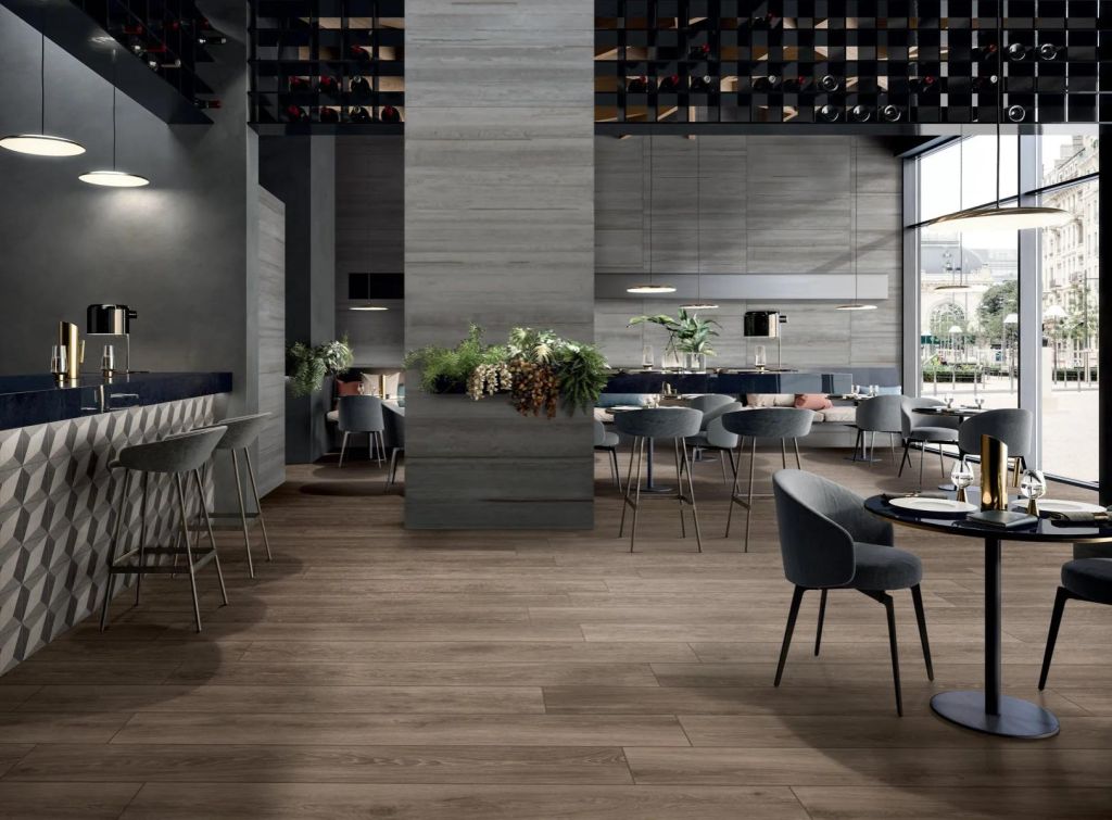 Realizace Restaurace s dlažbou jako dřevo s probarveným střepem ze série ABK Eco Chic