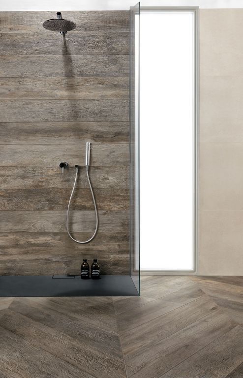 Realizace Dřevem můžete oživit i svou koupelnu s Deceram Outdoor NN Wood Grey 