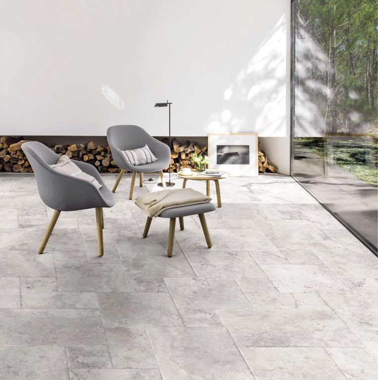 Realizace Víceformátová šedá dlažba Crosscut Silver Modular firmy Codicer