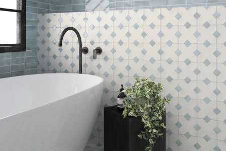Světlá koupelna v retro stylu s netradičním obkladem Equipe Kasbah v bílé a modré