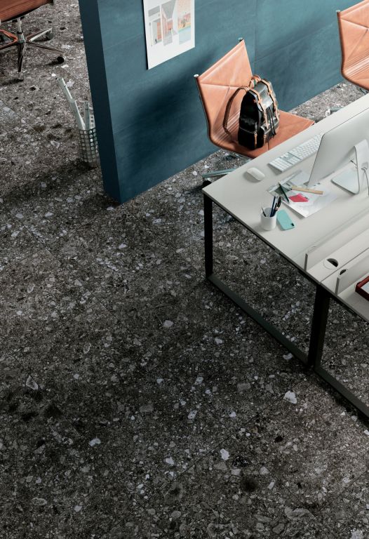 Realizace Propojení Ceppo di Gré dlažby s designem kovu od výrobce Mirage