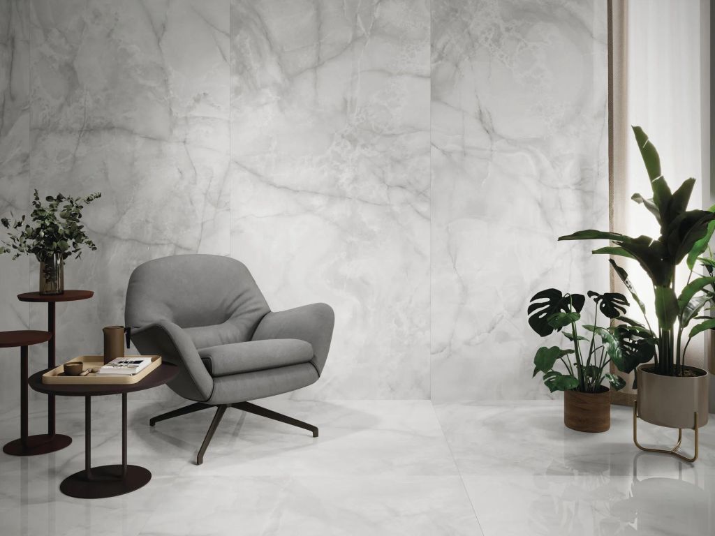 Realizace Světlá imitace mramoru Onix White Pulido (Cifre)