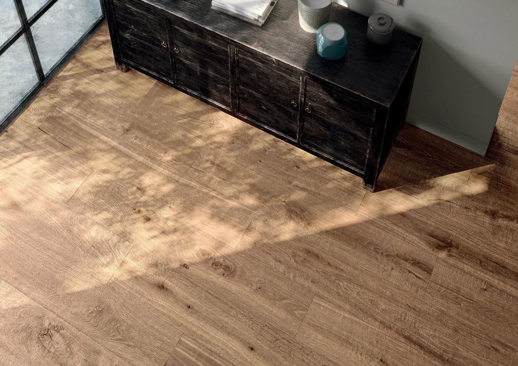 Realizace Mirage Kao Spice KA04 20x120 - dlažba jako dřevo v teplé barvě