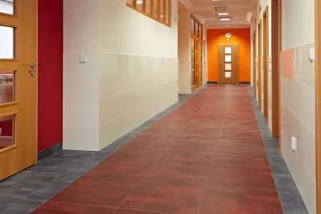 Červená dlažba nejen na chodbu Gigacer Krea Red 60x60 o tloušťce 12 mm