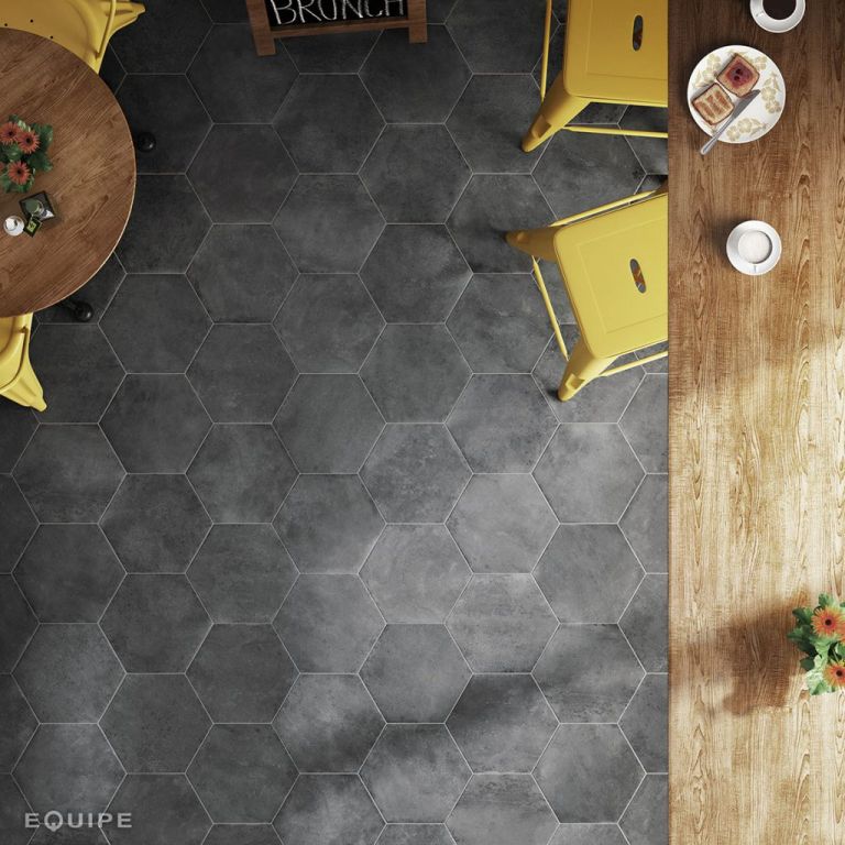 Realizace Černá dlažba Equipe Urban Hexagon Dark 29,2x25,4 - oblíbený tvar hexagon