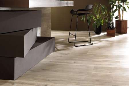 Moderní béžová dlažba imitující dřevo Sichenia Silvis Acero 30x120 Rett. vhodná také do kuchyně pro muže